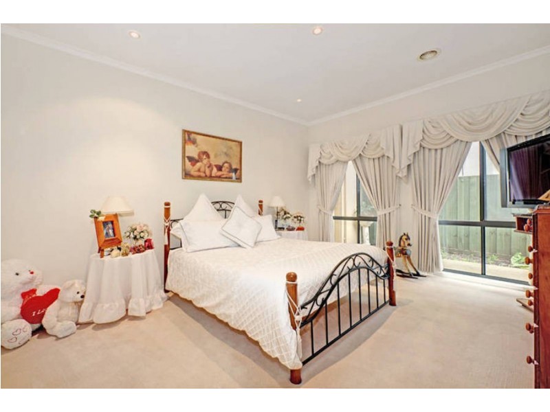 77 Wellesley Drive, Taylors Lakes VIC 3038