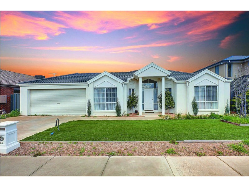 67 Hillcrest Drive, Hillside VIC 3037