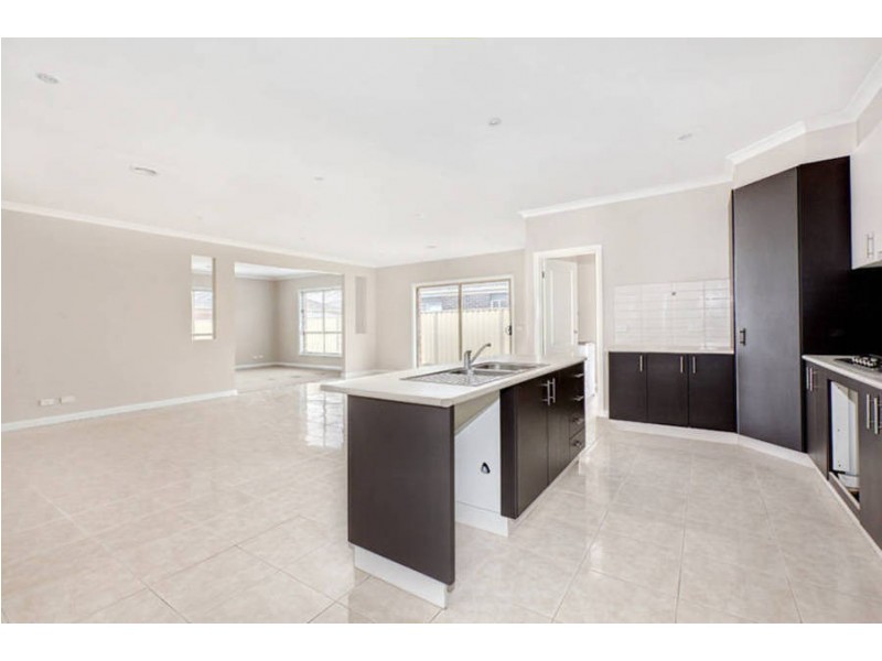 15 Omarama Way, Taylors Hill VIC 3037