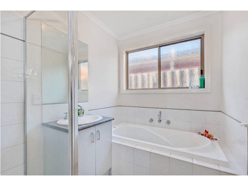 1/3 Lorraine Court, Hillside VIC 3037