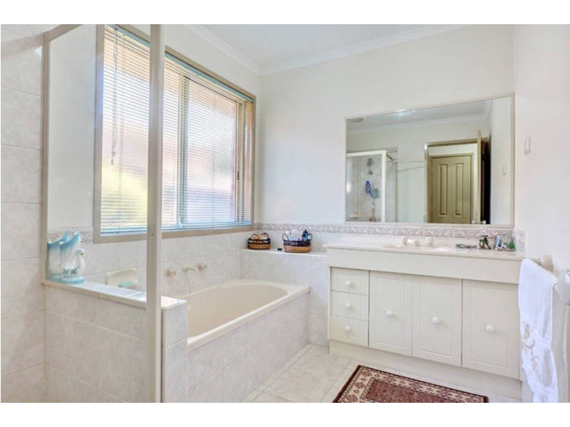 6 Tiffany Place, Sydenham VIC 3037