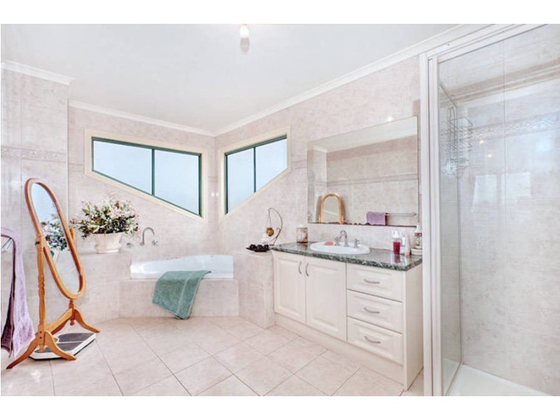 5 Hemar Crescent, Hillside VIC 3037