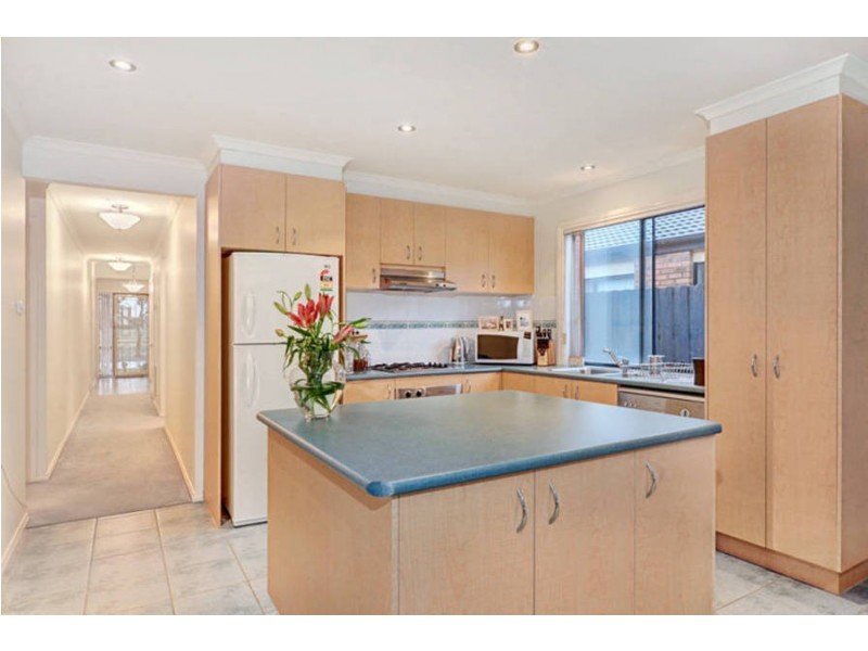 4 Clyde Close, Taylors Hill VIC 3037