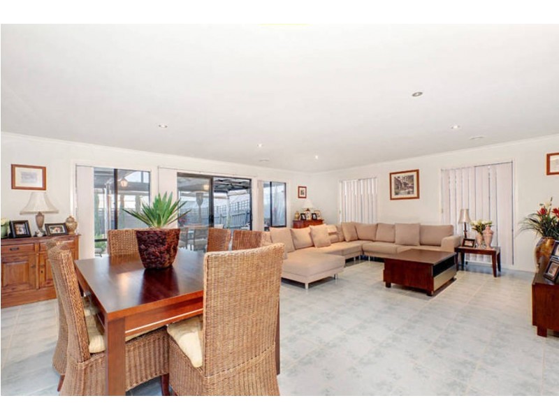 4 Clyde Close, Taylors Hill VIC 3037