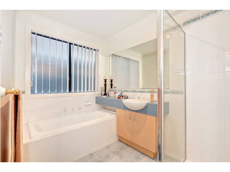 4 Clyde Close, Taylors Hill VIC 3037