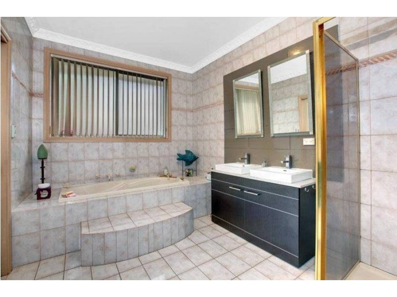 16 Australia Drive, Taylors Lakes VIC 3038