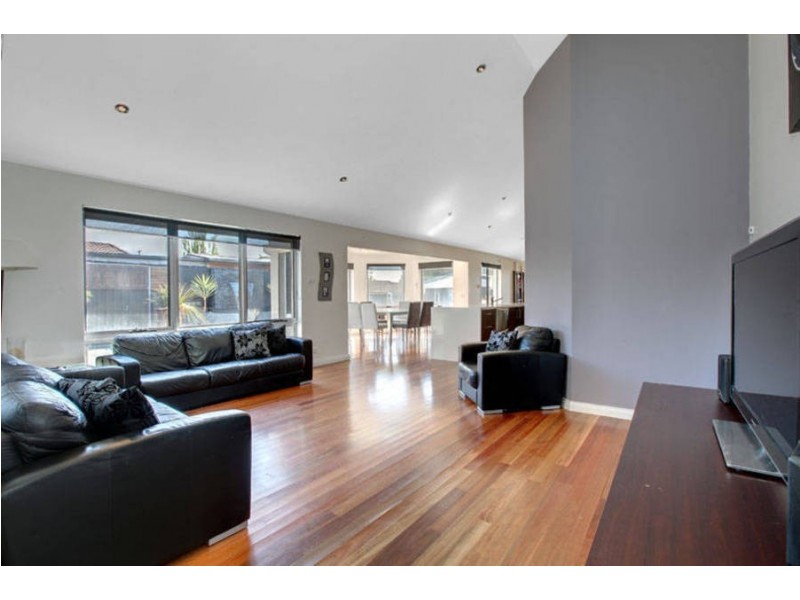 18 Beaumont Court, Sydenham VIC 3037