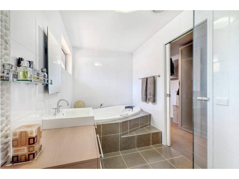 18 Beaumont Court, Sydenham VIC 3037