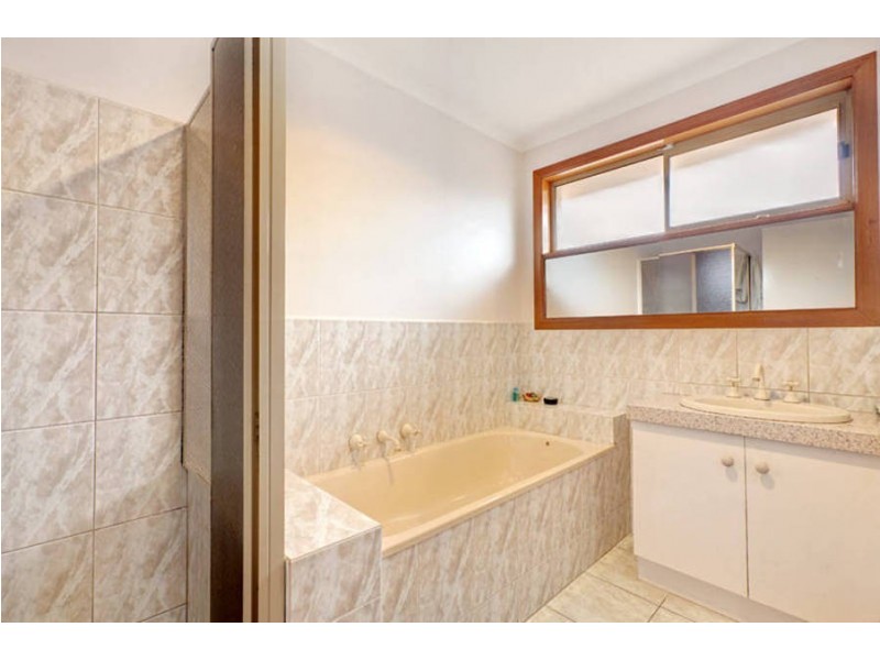 43 Delbridge Drive, Sydenham VIC 3037