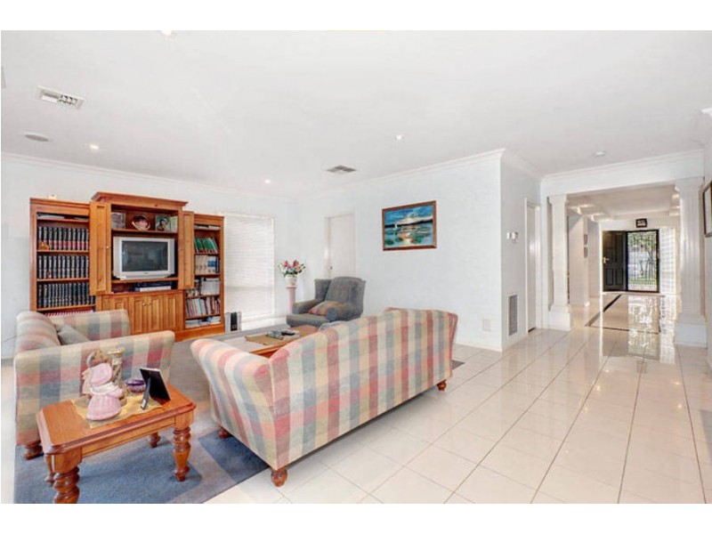 82 Robertsons Road, Taylors Lakes VIC 3038