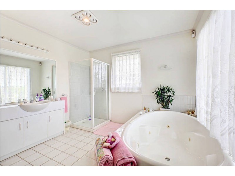 3 Boberrit Wynd, Sydenham VIC 3037