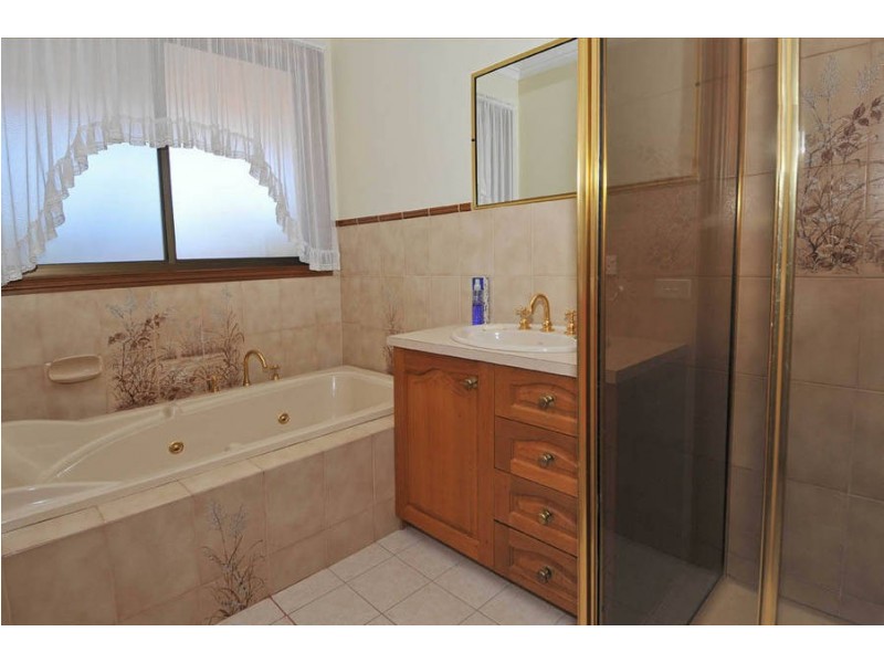 32 Wanaka Drive, Keilor Downs VIC 3038