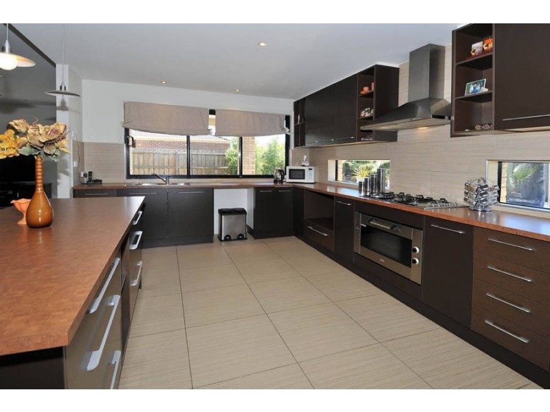 7 Mosman Grove, Taylors Hill VIC 3037