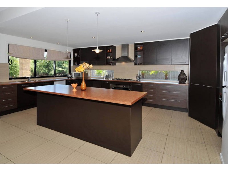 7 Mosman Grove, Taylors Hill VIC 3037