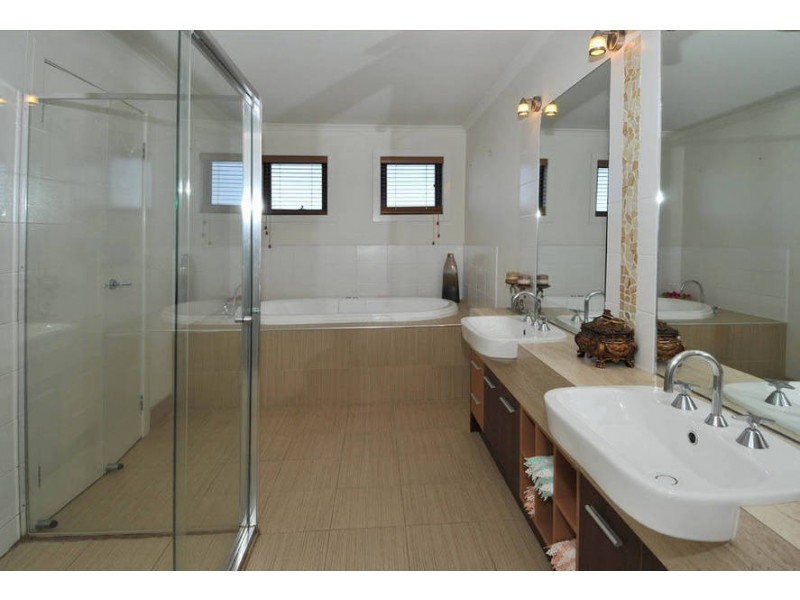 7 Mosman Grove, Taylors Hill VIC 3037