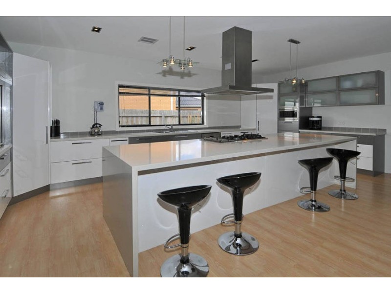 4 Forbes Place, Taylors Hill VIC 3037