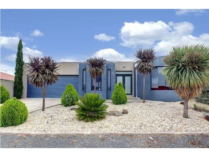 8 Darling Court, Taylors Hill VIC 3037