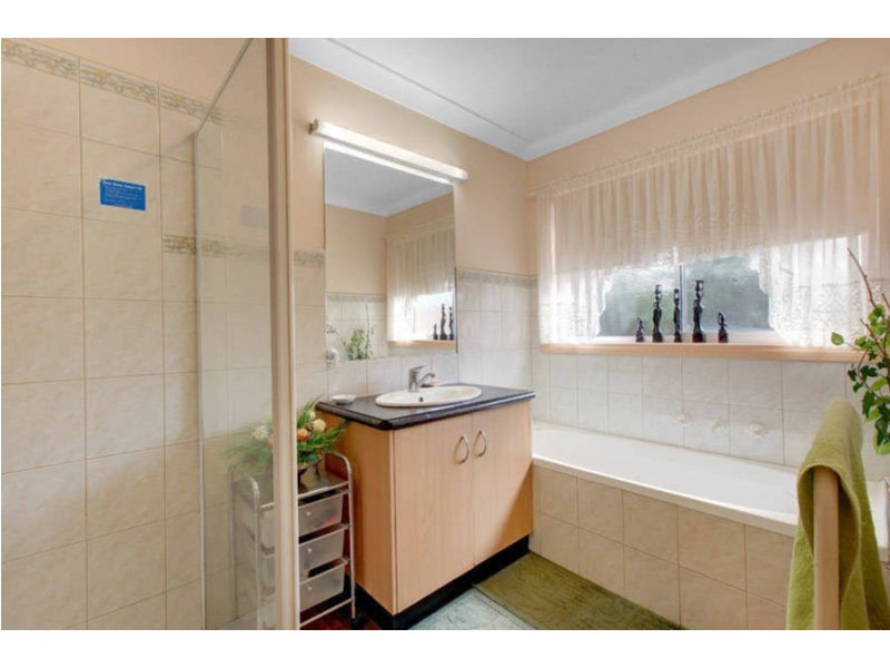 2/2 Serrata Court, Hillside VIC 3037