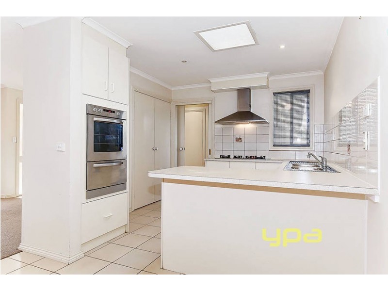 8 Shale Court, Delahey VIC 3037