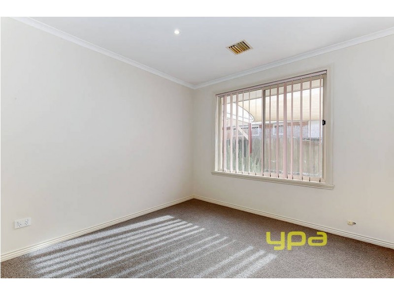 8 Shale Court, Delahey VIC 3037