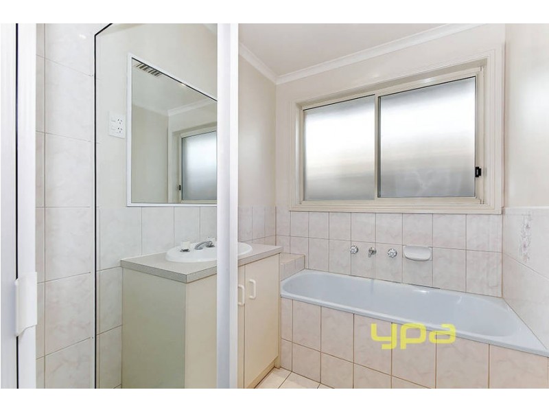 8 Shale Court, Delahey VIC 3037