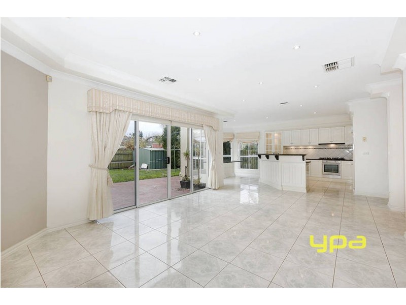 8 Wellesley Drive, Taylors Lakes VIC 3038