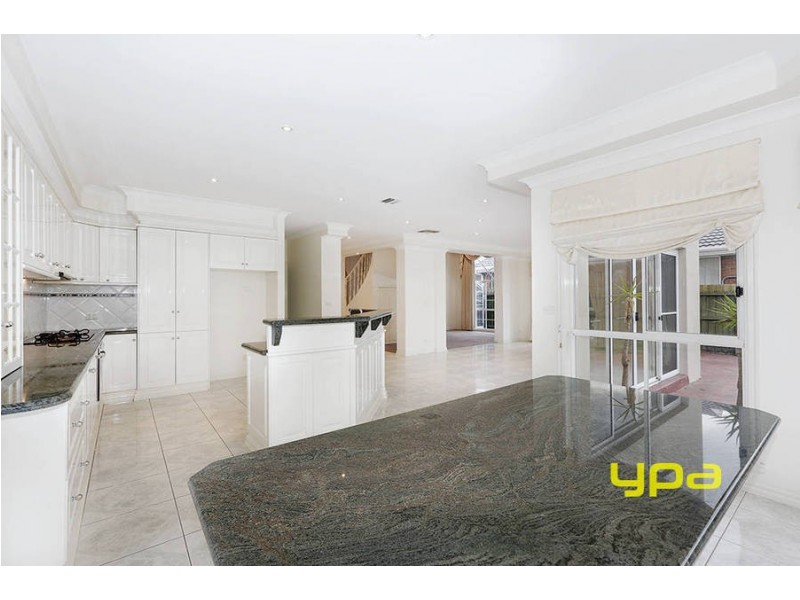 8 Wellesley Drive, Taylors Lakes VIC 3038