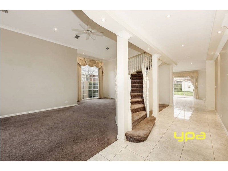 8 Wellesley Drive, Taylors Lakes VIC 3038