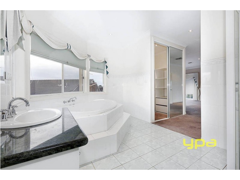 8 Wellesley Drive, Taylors Lakes VIC 3038