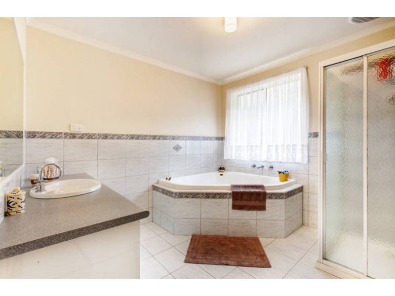 3 Clifton Court, Taylors Lakes VIC 3038