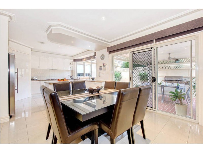 17 Rosehedge Drive, Sydenham VIC 3037