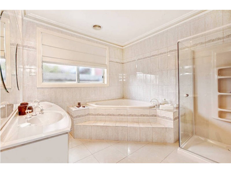 17 Rosehedge Drive, Sydenham VIC 3037