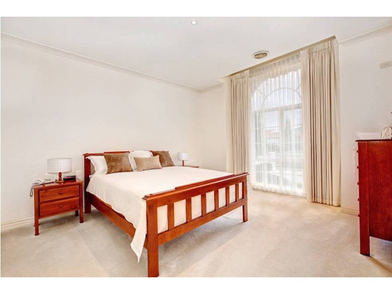 17 Rosehedge Drive, Sydenham VIC 3037