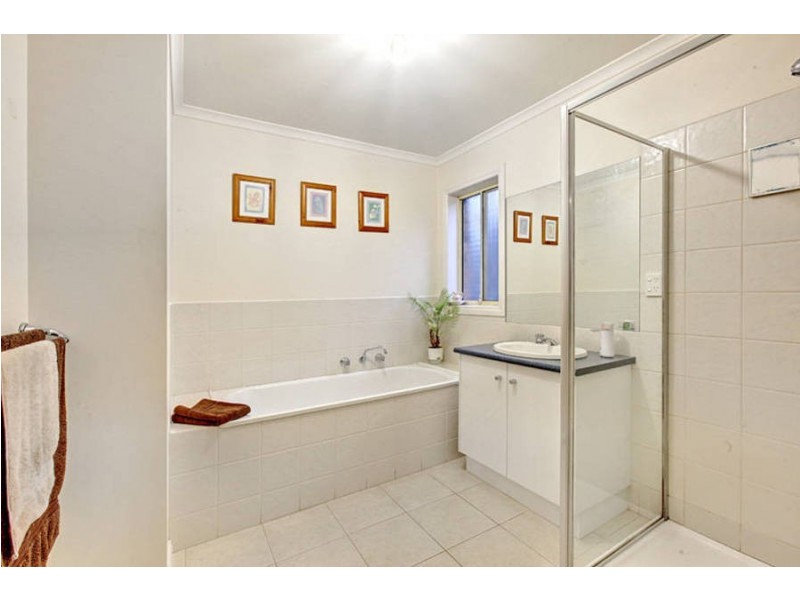 1/25 Jade Way, Hillside VIC 3037