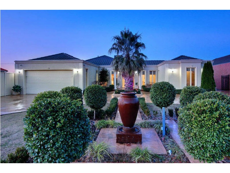 16 Balonne Close, Taylors Lakes VIC 3038