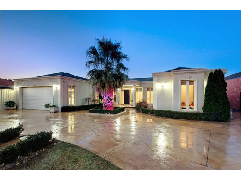 16 Balonne Close, Taylors Lakes VIC 3038