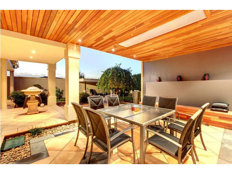 16 Balonne Close, Taylors Lakes VIC 3038