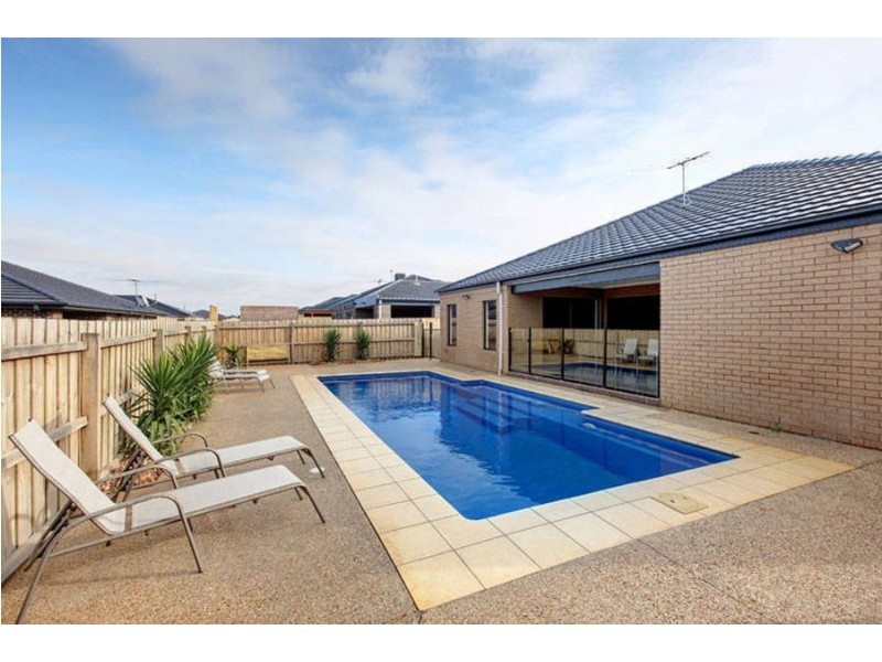 54 Double Bay Drive, Taylors Hill VIC 3037