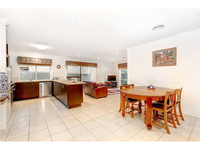 5 Saronvale Crescent, Hillside VIC 3037