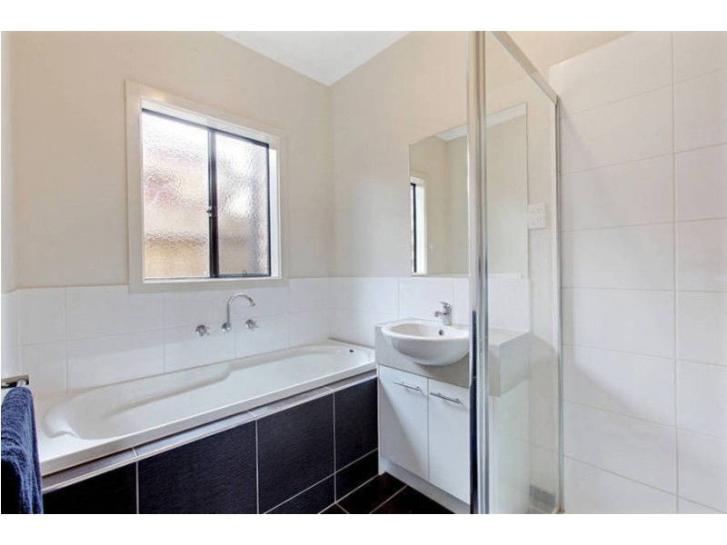 2/4 Montrose Court, Sydenham VIC 3037