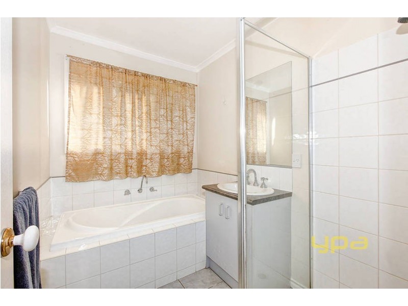 2/4 Lorraine Court, Hillside VIC 3037