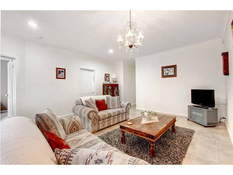 7 Landsbourgh Avenue, Taylors Lakes VIC 3038