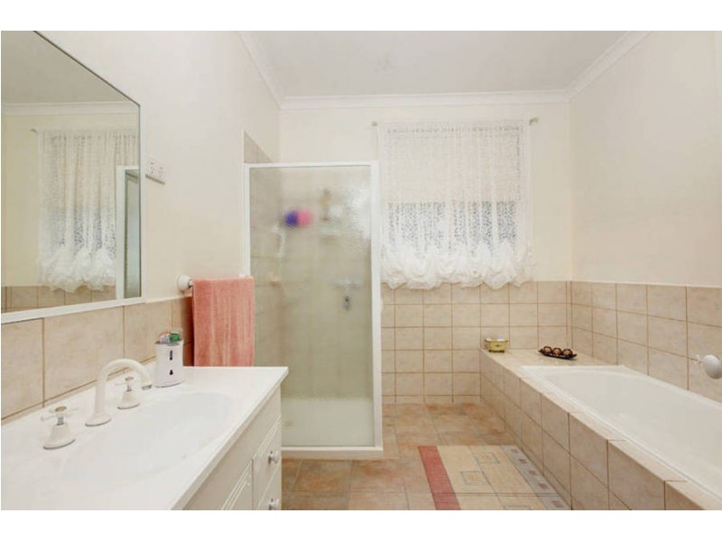 7 Landsbourgh Avenue, Taylors Lakes VIC 3038