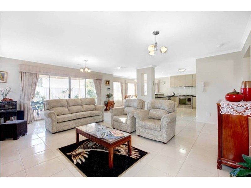 25 Willowood Court, Taylors Hill VIC 3037