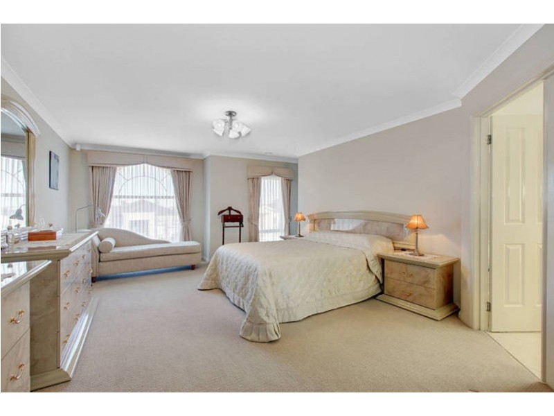 25 Willowood Court, Taylors Hill VIC 3037