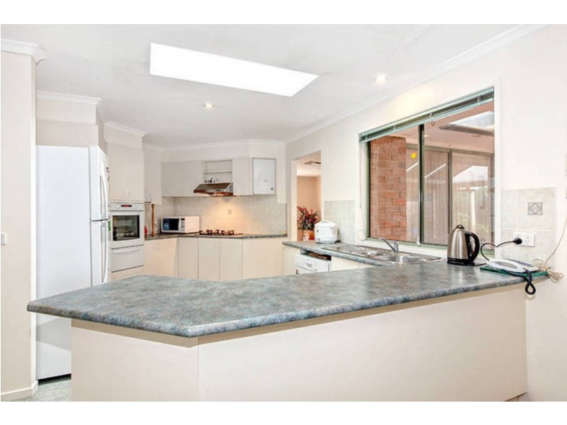 10 Mordaunt Drive, Hillside VIC 3037