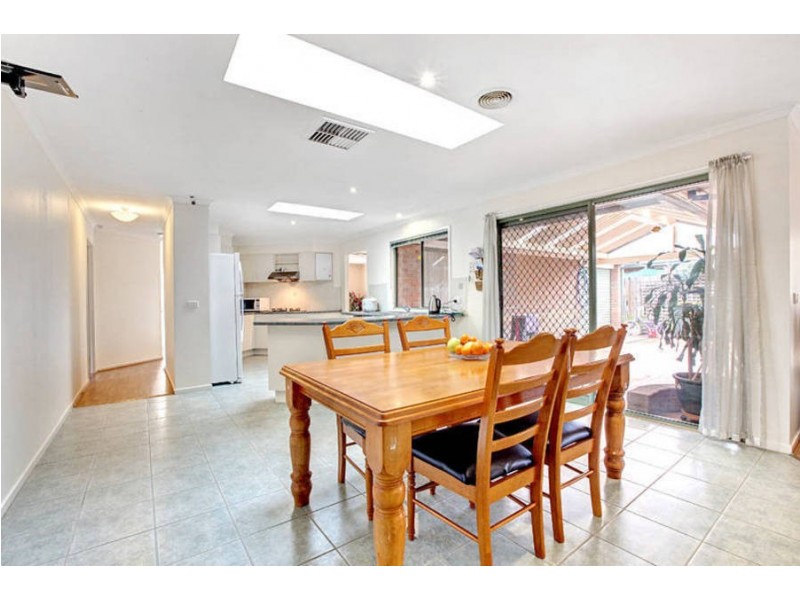 10 Mordaunt Drive, Hillside VIC 3037