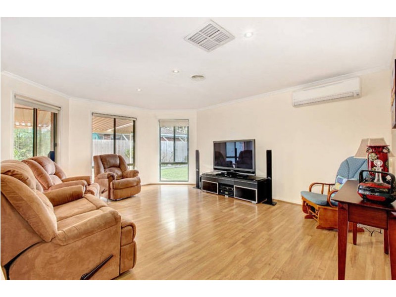 10 Mordaunt Drive, Hillside VIC 3037