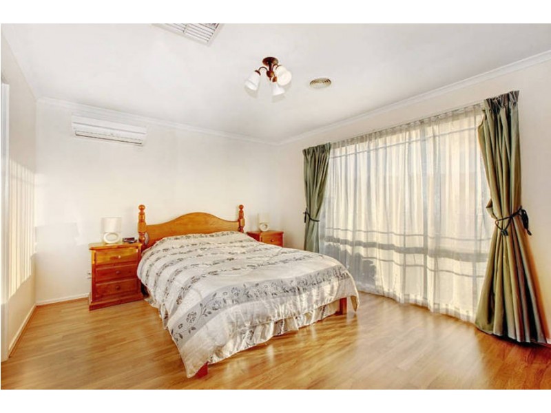 10 Mordaunt Drive, Hillside VIC 3037