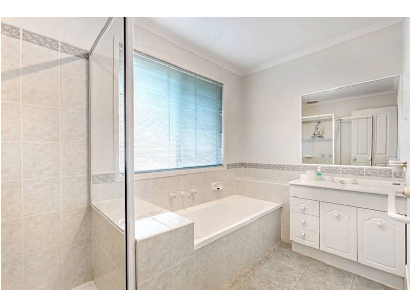 10 Mordaunt Drive, Hillside VIC 3037